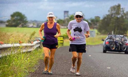 60-ročná dvojica zabehla maratón každý deň v roku 2013